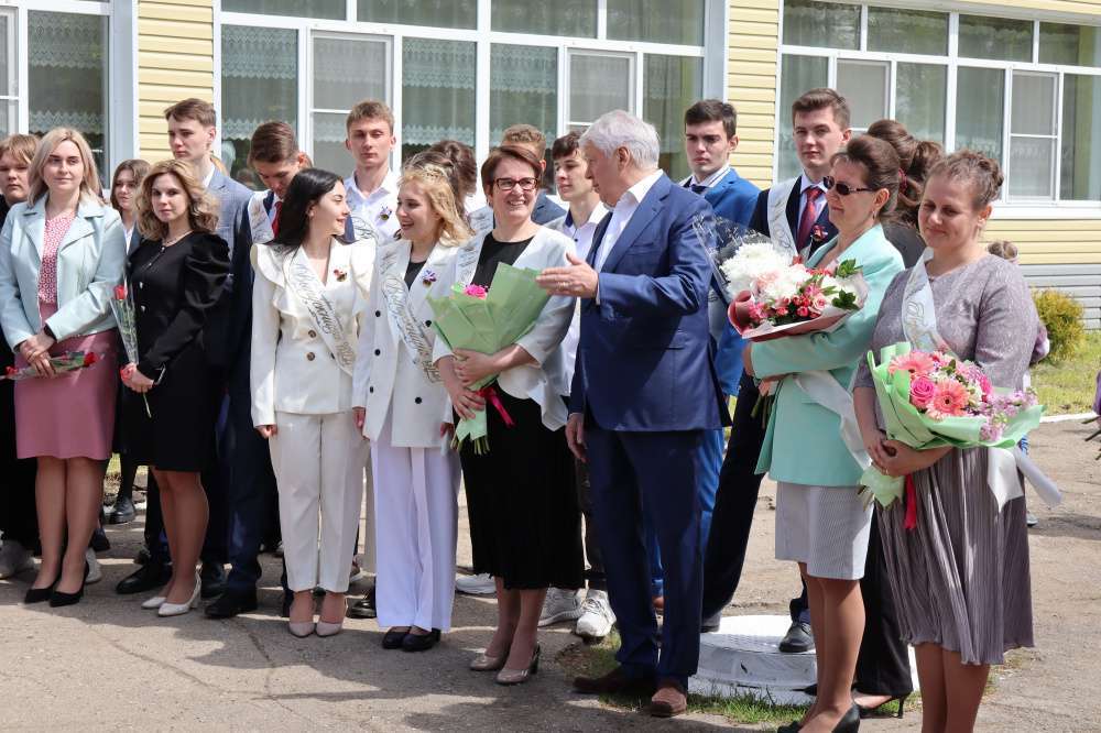 Михаил Грязев приехал поздравить наших выпускников.